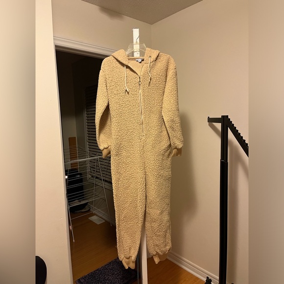 Beary Furry Jumpsuit 🐻🧸 - Picture 6 of 13